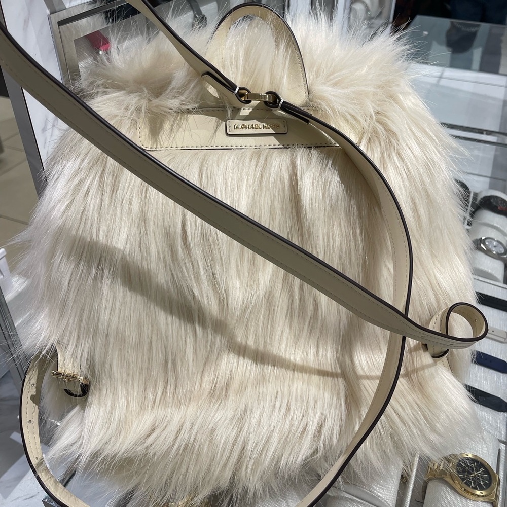 MICHAEL KORS Quinn Medium Flap Faux Fur Backpack
Natural
NWT
Live Style - Picture 13 of 16